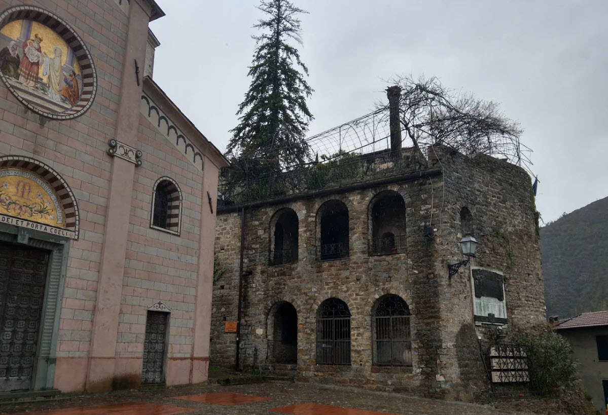 Castello Della lucertola, Italy